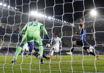 Ocasión de Vinicius contra la Atalanta en la ida de octavos de la Champions League, que la defensa local evita que acabe en gol.