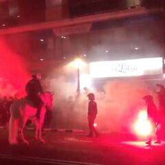 La afición del Valencia hace caso omiso al Gobierno: así fue el recibimiento al autobús