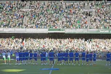 La primera plantilla del Real Betis se entrenó este martes por la tarde ante unos 10.000 aficionados verdiblancos, que apoyaron al equipo horas antes de que viajar a Valencia para jugar la vuelta de la semifinal de la Copa del Rey.