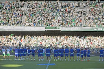 La primera plantilla del Real Betis se entrenó este martes por la tarde ante unos 10.000 aficionados verdiblancos, que apoyaron al equipo horas antes de que viajar a Valencia para jugar la vuelta de la semifinal de la Copa del Rey.