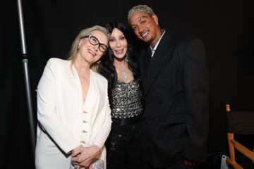 Meryl Streep, Cher y Alexander Edwards durante los premios iHeartRadio Music Awards 2024 celebrados en el Dolby Theatre de Los Ángeles.