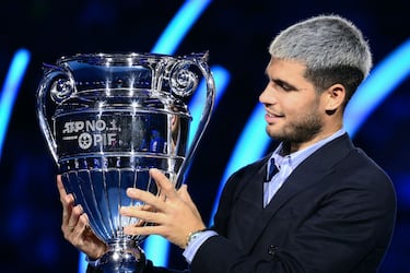Carlos Alcaraz recibe el trofeo de número 1 del ranking ATP 2025 durante una ceremonia celebrada en Turín. 