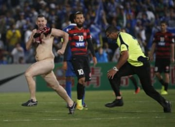 A streaker runs across the pitch as a security guard prepares to tackle him during the Asian Champions League final first-leg soccer match between Australia's Western Sydney Wanderers and Saudi Arabia's Al Hilal at Parramatta Stadium in Sydney October 25, 2014. REUTERS/Jason Reed  (AUSTRALIA - Tags: SPORT SOCCER)