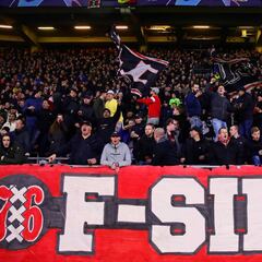 Los ultras de Ajax lanzan petardos en el hotel de la Juve