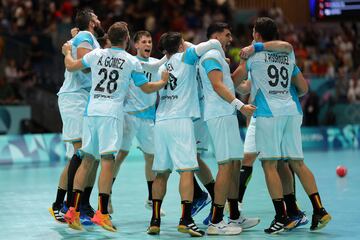 La selección española de balonmano derrota por 32-31 a Croacia gracias a un gol sobre la bocina. Un triunfo que tiene una importancia mayúscula, puesto que le sirve para evitar a Dinamarca en cuartos y enfrentarse a Egipto, un rival más asequible que el cuadro danés.