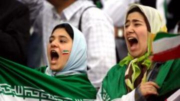 NO EN TEHER&Aacute;N. Dos mujeres apoyan a la selecci&oacute;n de Ir&aacute;n durante un partido. 
 