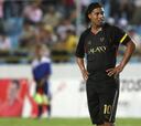 Ronaldinho exhibe poca cintura y marca dos goles