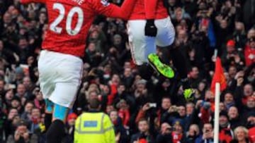 Van Persie celebra con Evra el segundo gol del United al Liverpool.