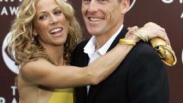 <b>ADIÓS.</b> Lance Armstrong, siete veces ganador del Tour de Francia, y la cantante Sheryl Crow rompen su relación un mes antes de contraer matrimonio.