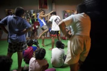 Niños durante una lección de Muay Thai en el Alto Perú barrio de chabolas de Lima.  Desde 2008, la ONG Alto Perú busca ofrecer a los niños de un barrio pobre de pescadores conocido como Alto Perú, la oportunidad de aprender y practicar deportes alternativos como el surf y el Muay Thai de forma gratuita.