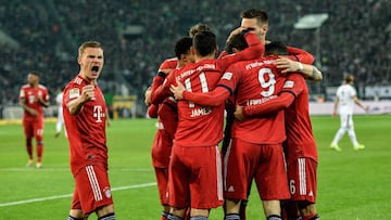 Bayern Munich&#039;s Polish forward Robert Lewandowski celebrates with teammates his 1-3 goal during the German first division Bundesliga football match Borussia Moenchengladbach vs FC Bayern Munich in Moenchengladbach, western Germany on March 3, 2019. (