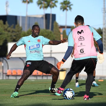 Entrenamiento de la Selección Colombia en el Complejo Deportivo del Valencia.