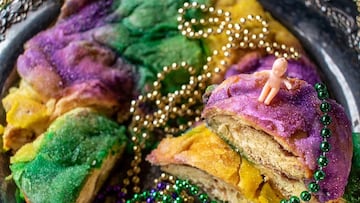 El Mardi Gras o Fat Tuesday se celebra comiendo el colorido King Cake. Te explicamos por qu¨¦ hay un beb¨¦ de pl¨¢stico en el pastel.