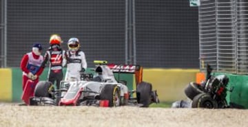 Fernando Alonso y Esteban Gutierrez tras chocar durante el GP de Australia.