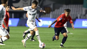 Soccer Football - Copa Sudamericana - Round of 16 - First leg - Santos v Independiente - Estadio Urbano Caldeira, Santos, Brazil - July 15, 2021 Santos&#039; Kaio Jorge in action with Independiente&#039;s Lucas Romero Pool via REUTERS/Carla Carniel