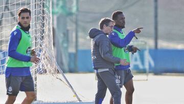 Fernando V&aacute;zquez y Kon&eacute; en un entrenamiento del Deportivo.