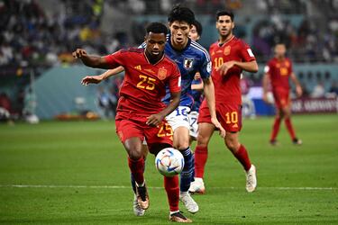 Ansu Fati trata de controlar el balón ante la oposición de  Takehiro Tomiyasu.