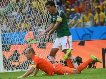 El Mundial de Brasil 2014 se veía como una nueva chance para que el equipo mexicano avanzará al quinto partido. Con el marcador empatado a 1, Rafael Márquez cometió una falta dentro del área sobre Arjen Robben que a la postre provocó la eliminación del Tri y la creación de la frase que jamás se olvidará: “No era penal”. 