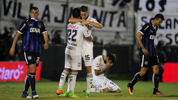 Los jugadores de Quilmes celebran su primera victoria del a&ntilde;o frente a Talleres en el estadio Centenario