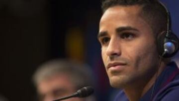 GRA331. BARCELONA, 29/08/2014.- El defensa brasileño, Douglas Pereira en la rueda de prensa durante su presentacion como nuevo jugador del Barcelona, hoy en el Camp Nou. EFE/Alejandro García
