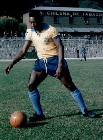 El brasileño Pelé: 12 goles (8 por Brasil y 4 por Santos). 