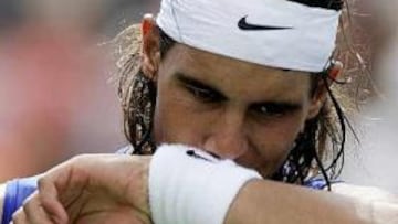 <B>SIN OPCIONES</B>. El neoyorquino James Blake mostró su mejor tenis ante un Nadal lejos del tenis que le llevó a imponerse en Montreal. El jugador local, que dio un recital de servicios y derechas ganadoras, apabulló al español en el último set.