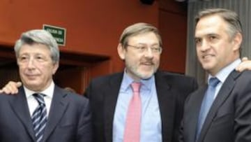<b>Buena sintonía CSD y LA Liga. </b> Enrique Cerezo y el presidente de la Liga, José Luis Astiazarán, han estado negociando con Jaime Lissavetzky los apartado del fútbol profesional en la nueva Ley del Deporte y buscar nuevas fórmulas para evitar más deudas.