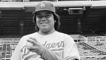- El ‘Toro de Etchohuaquila hizo historia al convertirse, con 21 años, en el primer pitcher en ganar el premio al Novato del Año y el Cy Young, en la misma temporada de Grandes Ligas. Lanzó completo el juego tres de la Serie Mundial de 1981, entre los Dodgers y los Yankees y se llevó la victoria 5-4, lo que desató la ‘Fernandomanía’. Su éxito en Los Ángeles le confirió el estatus de súper estrella e ídolo popular. En 1990, lanzó un partido sin hit ni carrera ante los Cardenales. También dominó la lomita de equipos como Orioles, Phillies y Padres.