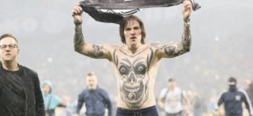 Aficionados del Dnipro Dnipropetrovsk delebran la victoria de su equipo ante el Nápoles.