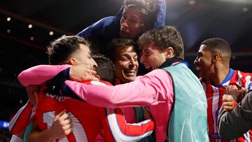 Los jugadores del Atlético celebran el 2-1 de Julián Alvarez al Bayer Leverkusen.