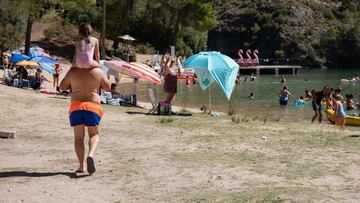 Varias personas pasan el día en la playa del embalse de Bolarque, a 20 de agosto, en Guadalajara, Castilla La-Mancha, (España). Este entorno natural turístico en el embalse de Bolarque, donde bañarse y practicar deportes acuáticos como el Kayak, se conoce popularmente como una de las playas de Madrid. En la zona hay además de la playa un Club Náutico privado, el aforo de la playa es de 100 personas. El embalse se encuentra en la sierra de Altomira, entre las provincias de Cuenca y Guadalajara. Se forma en la desembocadura del río Guadiela, que viene del embalse de Buendía, en el río Tajo, que proviene del embalse de Entrepeñas. Este pantano ha disminuido este año, por la sequía y el calor extremo, hasta los 25,36 hectómetros cúbicos de los 31 que tiene de capacidad máxima.
21 AGOSTO 2022;PANTANO;EMBALSE;AGUA;NATURALEZA;TURISMO;VERANO;VACACIONES;SOL;CALOR;REMOS;DEPORTE ACUÁTICO;SOL;SOMBRILLA;
Rafael Bastante / Europa Press
21/08/2022