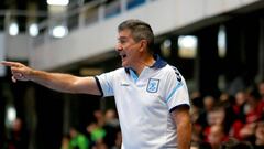 GRAF408. PONTEVEDRA, 05/01/2018.- El entrenador argentino, el espa&ntilde;ol Manolo Cadenas, durante el Torneo Internacional Masculino Absoluto de Balonmano, Memorial Domingo B&aacute;rcenas, que enfrenta a las selecciones de Argentina y Polonia esta tard