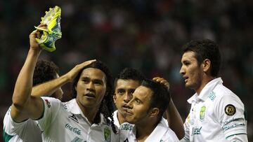 Carlos Pe&ntilde;a festeja un gol con Le&oacute;n