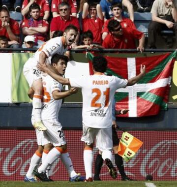 Los jugadores del Valencia Fede Cartabia (i, arriba), Vinicius Araujo (i), y Daniel Parejo (d), celebran el gol de su compañero Jonas Gonçalves ante Osasuna.