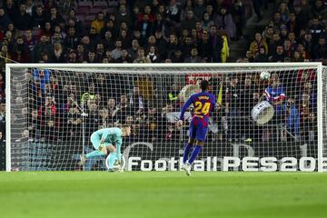 Pase espectacular desde la segunda línea de Salva Sevilla, que Budimir acaba definiendo ante Ter Stegen