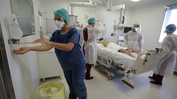 Personal médico atendiendo a paciente con Coronavirus en el Hopital Europeen en Francia. Septiembre 8, 2020.