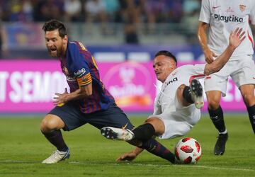 Soccer Football - Spanish Super Cup - Barcelona v Sevilla - Grand Stade de Tanger, Tangier, Morocco - August 12, 2018   Barcelona's Lionel Messi in action with Sevilla's Roque Mesa   REUTERS/Jon Nazca