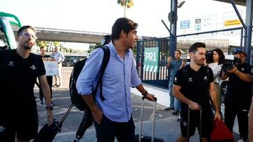 Ángel Haro, presidente del Betis, en su viaje a Mánchester.