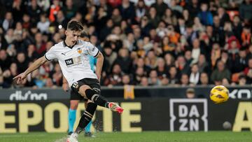 VALENCIA, 02/01/2024.- El centrocampista del Valencia Pepelu consigue el segundo gol de penalti durante el encuentro correspondiente a la jornada 19 de Laliga EA Sports que Valencia y Villarreal disputan hoy martes en el estadio de Mestalla, en Valencia. EFE / Manuel Bruque.
