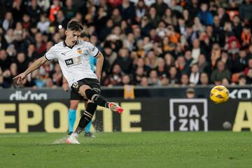 VALENCIA, 02/01/2024.- El centrocampista del Valencia Pepelu consigue el segundo gol de penalti durante el encuentro correspondiente a la jornada 19 de Laliga EA Sports que Valencia y Villarreal disputan hoy martes en el estadio de Mestalla, en Valencia. EFE / Manuel Bruque.
