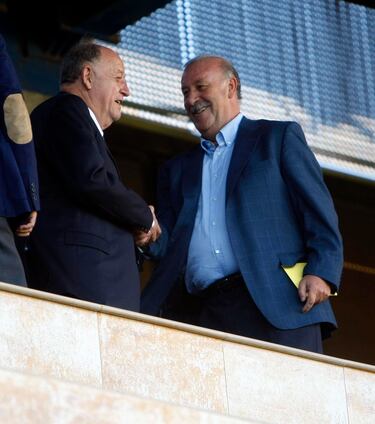 José Manuel Llaneza y Vicente del Bosque en el palco del estadio del Villarreal en 2011.

 