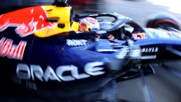 Max Verstappen sale del garaje de Red Bull en el GP de Australia de F1.