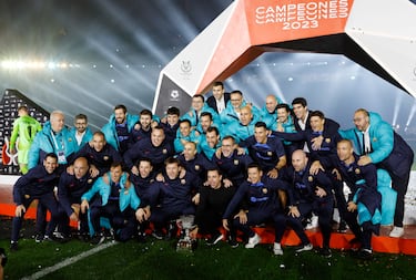 El cuerpo técnico, con Xavi a la cabeza, celebran el triunfo.