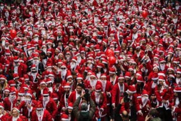 Corredores vestidos de Papá Noel partipan en la 3ª edición de la carrera de Santa Claus en Atenas.