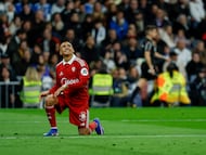 MADRID, 20/12/2025.- El delantero chileno del Sevilla, Alexis Sánchez, durante el encuentro de la jornada 17 de LaLiga entre Real Madrid y Sevilla FC celebrado este sábado en el estadio Santiago Bernabéu, en Madrid. EFE / Juanjo Martín.