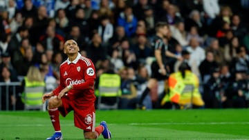 MADRID, 20/12/2025.- El delantero chileno del Sevilla, Alexis Sánchez, durante el encuentro de la jornada 17 de LaLiga entre Real Madrid y Sevilla FC celebrado este sábado en el estadio Santiago Bernabéu, en Madrid. EFE / Juanjo Martín.