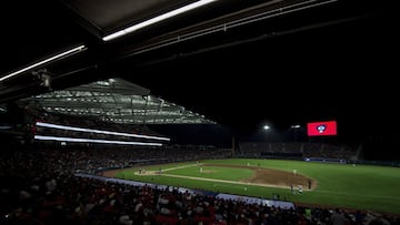 El efectó dominó del COVID-19 tocó a las Grandes Ligas. Debido al retraso en la fecha de inicio de la temporada 2020 de MLB, que arrancará a mediados de mayo en lugar de hacerlo a finales de marzo, la 'Gran Carpa' canceló la serie entre Padres de San Diego y Diamondbacks de Arizona que se llevaría a cabo en el Estadio Alfredo Harp Helú los próximos 18 y 19 de abril. "Nada es más importante para nosotros que la salud y el bienestar de nuestros jugadores, empleados y fanáticos", refrendó MLB. Los partidos tenían caracter oficial, de temporada regular de Grandes Ligas.