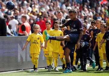 Locura por Neymar en el Parque los Príncipes