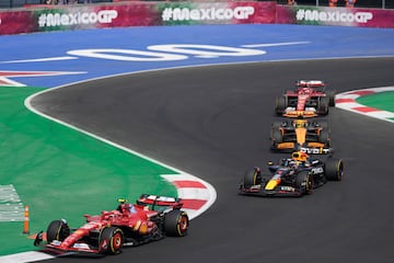 Carlos Sainz tras adelantar a Max Verstappen al principio del Gran Premio.