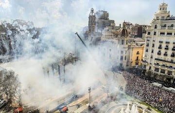 Humo tras una masclet&aacute; en la Plaza del Ayuntamiento de Valencia en las Fallas 2017
 